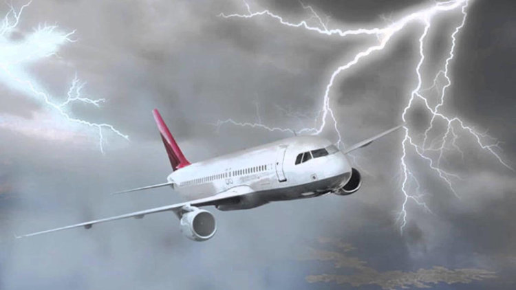 Молнии ударили сразу в два самолета в небе над Лондоном