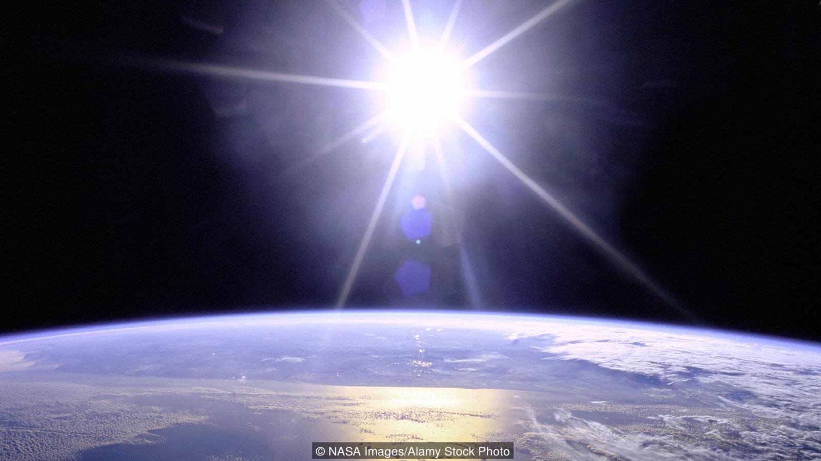 Солнце и испускаемый им свет. Фото.