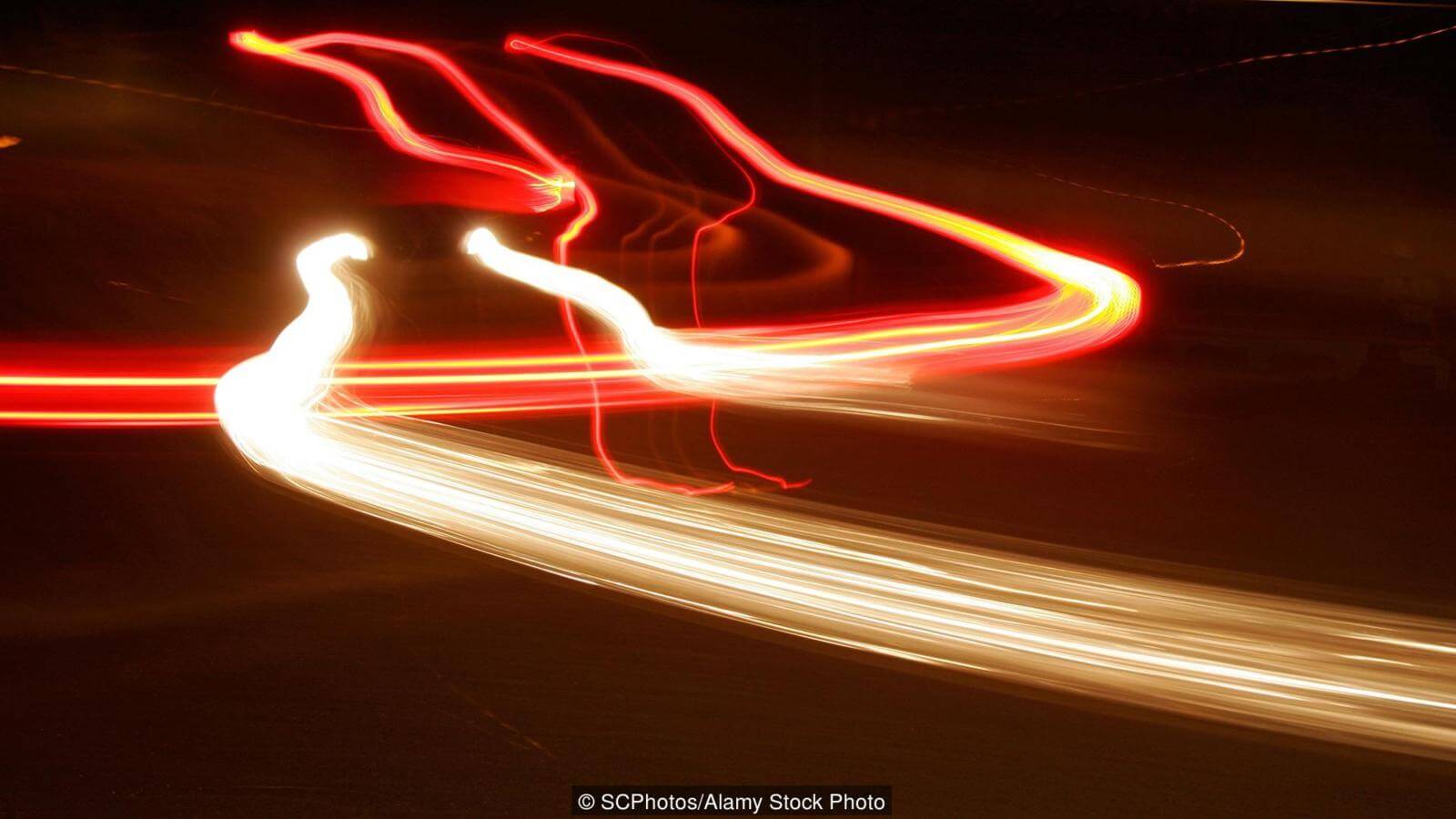 Скорость света в вакууме составляет около 300 000 километров в секунду. Фото.