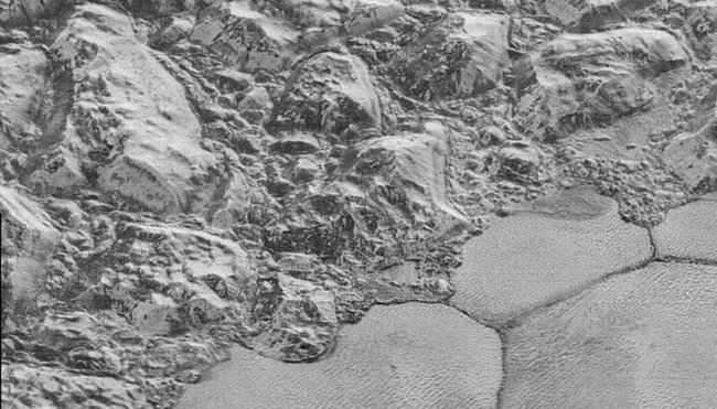 NASA показало лучшие фотографии Плутона. Фото.