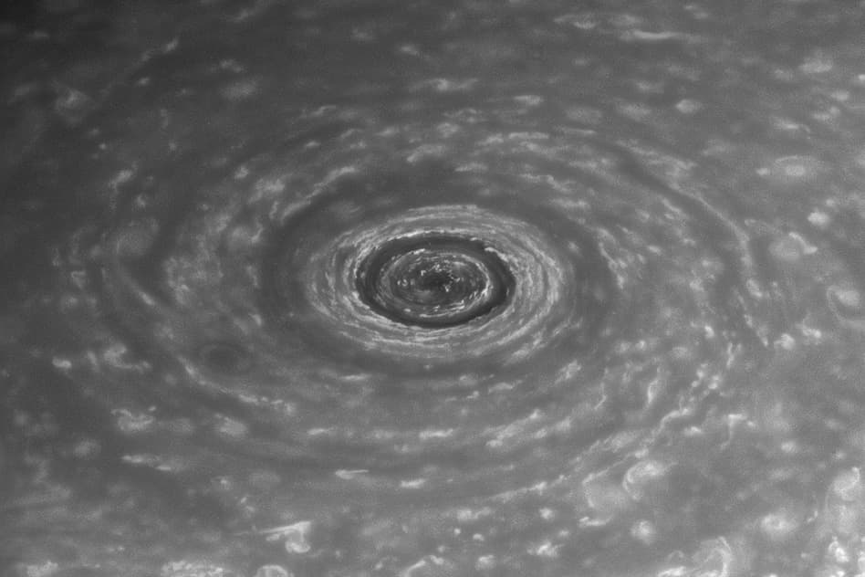 Ураган на сатурне фото