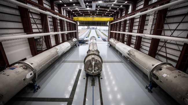 #фото | Такими темпами SpaceX придется построить новый ангар для многоразовых ракет. Фото.