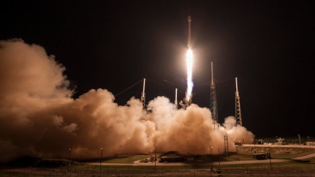 SpaceX снова посадила отработанную ракету Falcon 9 на плавучую платформу. Фото.