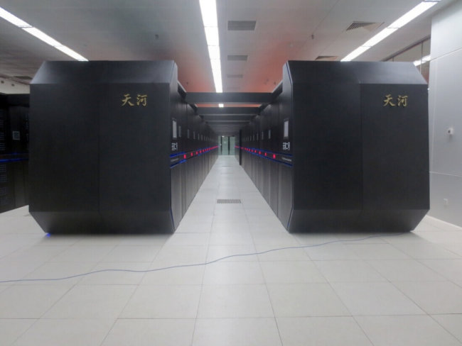 В Китае создан самый мощный суперкомпьютер в мире. Фото.