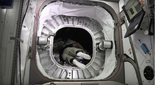 Астронавты впервые вошли в надувной модуль BEAM на МКС. Фото.