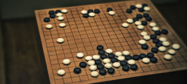 ИИ AlphaGo от Google вновь сойдется в схватке, но уже против лучшего в мире игрока в го. Фото.