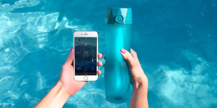 11 самых необычных смарт-устройств. Hidrate Spark — бутылка для воды с датчиком обезвоживания. Фото.