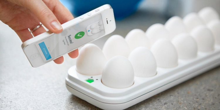 11 самых необычных смарт-устройств. Quirky Egg Minder — лоток для яиц с интернетом. Фото.