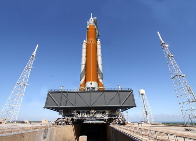NASA провело важные испытания ускорителя ракеты-носителя SLS. Фото.