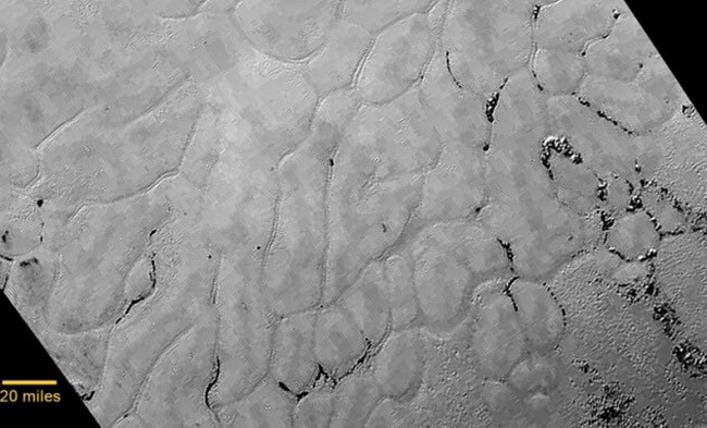 Неожиданная гладкость поверхности. Уникальные снимки поверхности Плутона. Фото.