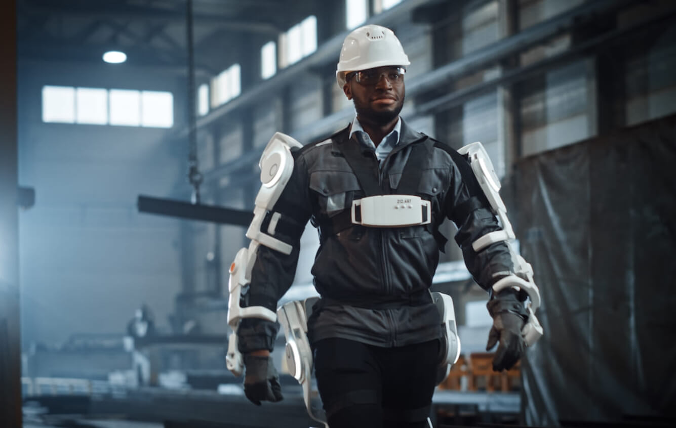 Экзоскелеты могут улучшить способности людей. Фото.