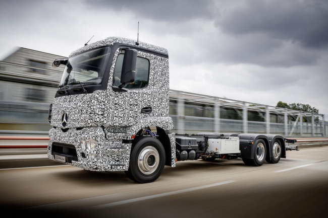 Mercedes-Benz представил свой первый электрический грузовик. Фото.