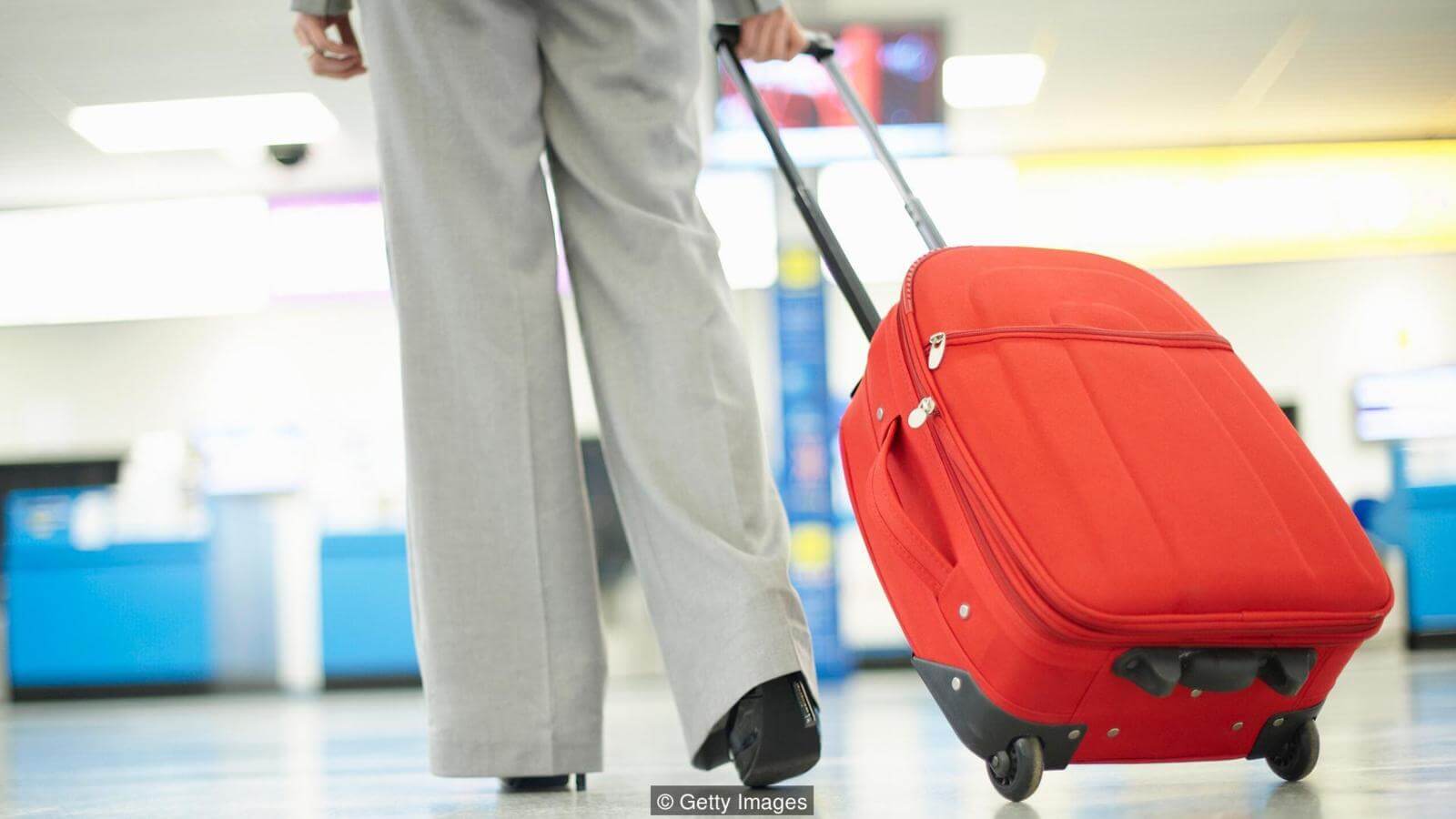 Постарайтесь во время перелета, особенно длительного, двигаться, разминать руки, ноги, шею, спину насколько это возможно. Фото.