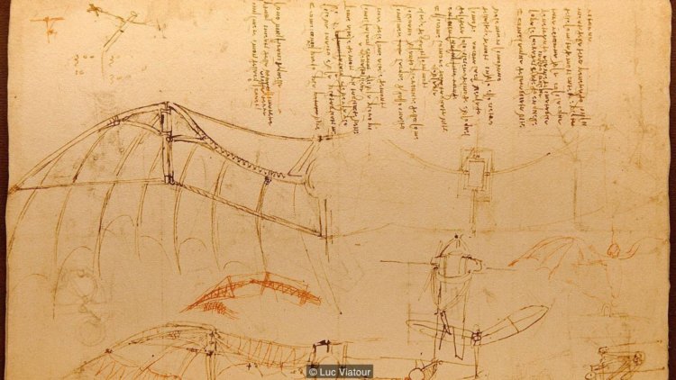 Леонардо да Винчи продолжает удивлять мир своими изобретениями. Человек на протяжении многих веков хотел подняться в небо. Фото.
