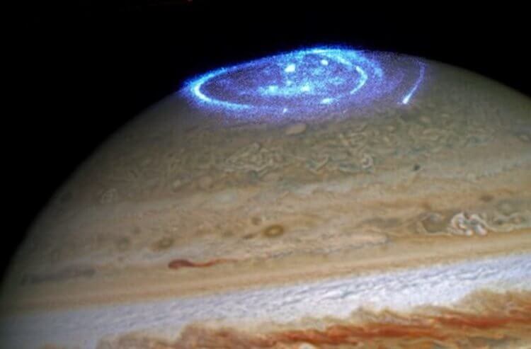 Магнитное поле Юпитера. Есть поле, есть полюса, есть полярное сияние. Фото.