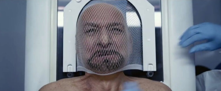Люди, которые перенесут свой разум в компьютер, на самом деле себя убьют. Персонаж Бена Кингсли переносит свой разум в тело другого человека в фильме «Вне/себя». Фото.