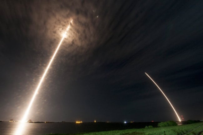 SpaceX во второй раз осуществила успешную посадку ступени ракеты на сушу. Фото.
