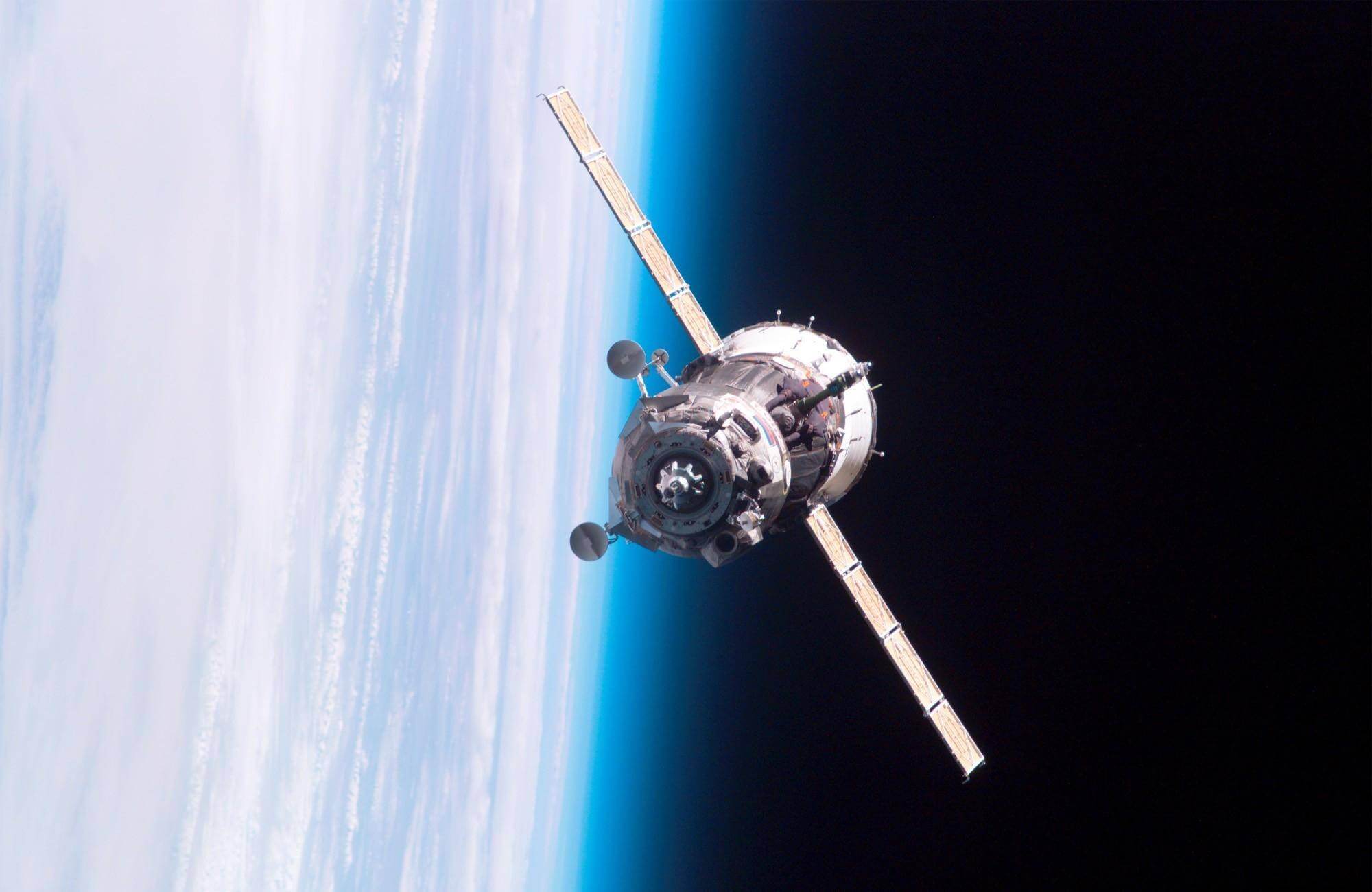 Сколько времени провел в космосе первый спутник. Любой спутник имеет свой срок службы. Иногда он заканчивается раньше положенного. Фото.