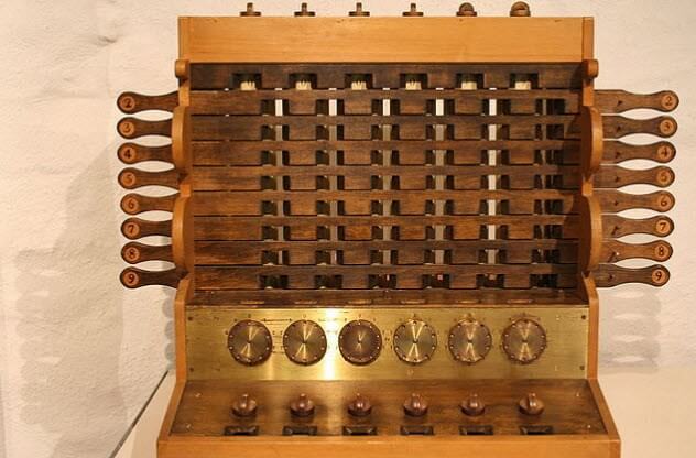 Калькулятор: считается изобретением Блеза Паскаля. «Считающие часы» Вильгельма Шикарда. Фото.