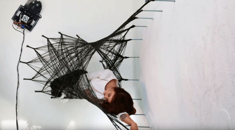 Роботы-пауки плетут удивительные настенные сети