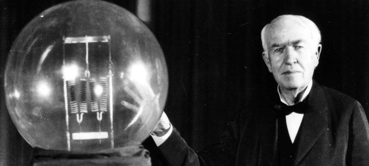 10 малоизвестных изобретателей, у которых «украли» известные изобретения. Томас Эдисон и его самое известное изобретение. Или оно не его? Фото.