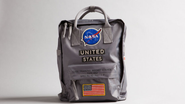 NASA случайно продало сумку с лунными образцами с «Аполлона-11». Фото.