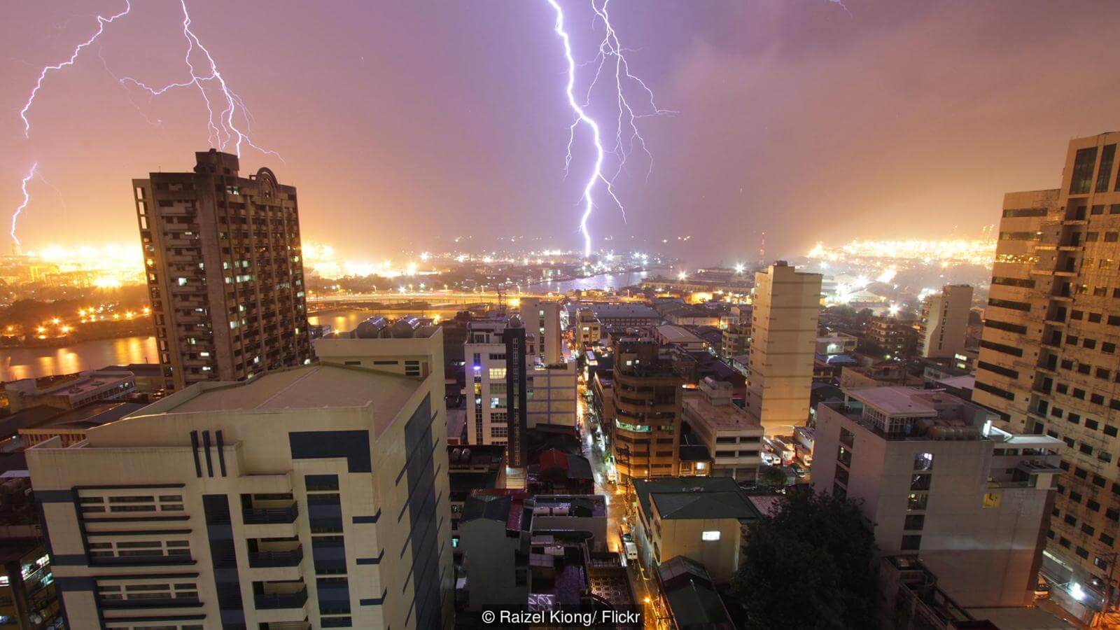 При строительстве таких высоких зданий должно быть учтено все. Фото.