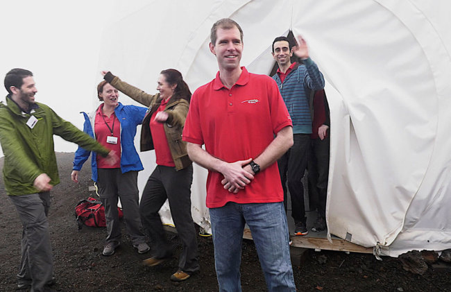 Эксперимент по симуляции жизни на Марсе завершён. Фото.