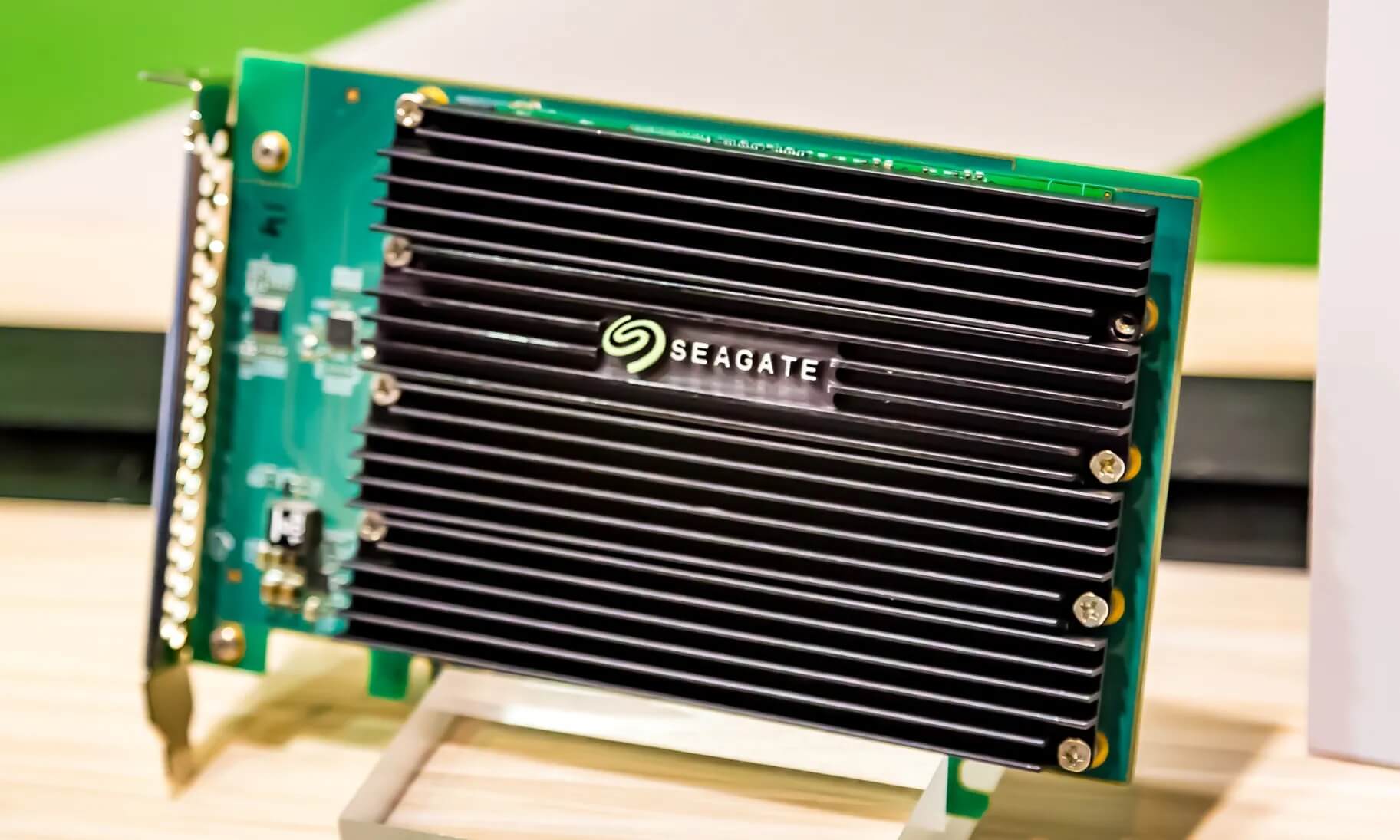 SSD на 60 ТБ будет реально огромным. Фото.