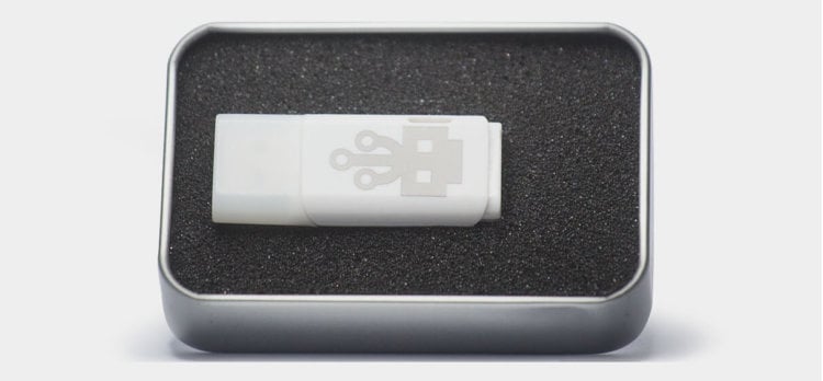 Флешка-убийца умеет сжигать любую аппаратуру по USB. Фото.