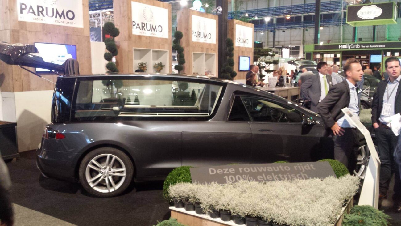 В Нидерландах из Tesla Model S сделали катафалк.. Фото.