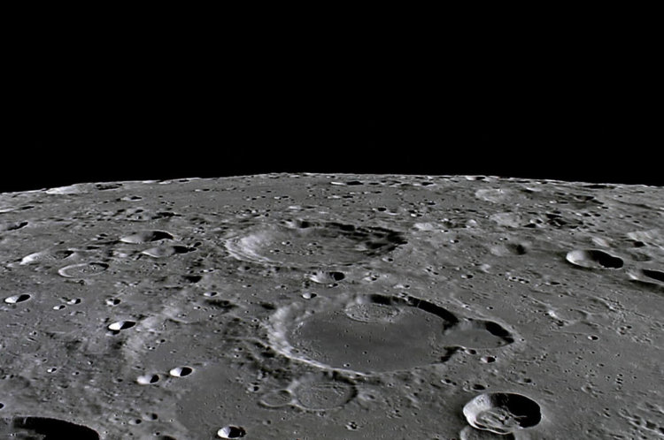 В РКК «Энергия» моделируют поведение космонавтов на Луне. Фото.