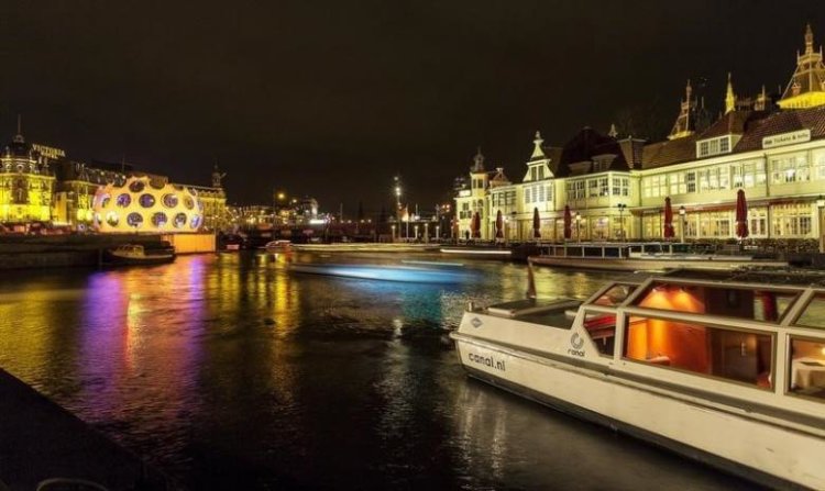 В каналах Амстердама опробуют беспилотные лодки. Фото.