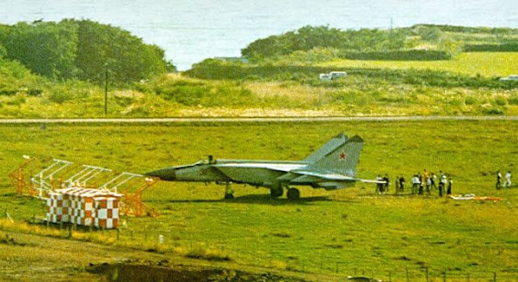 Угон МиГ-25 в Японию. Тот самый МиГ был исчерпывающе изучен после того, как оказался на ближайшей авиабазе. Фото.