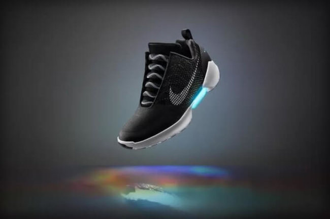 Самошнурующиеся кроссовки Nike поступят в продажу 28 ноября. Фото.
