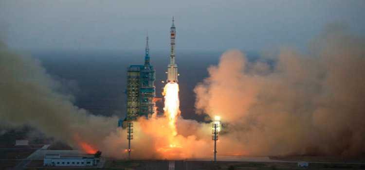 Китайский космический корабль с космонавтами успешно запущен. Фото.