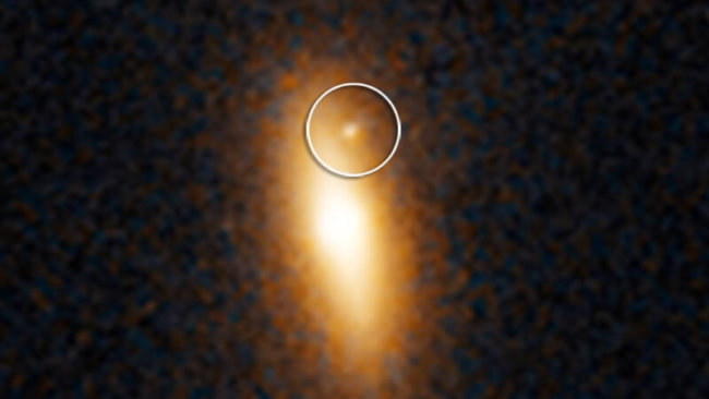 Астрономы нашли гигантскую «блуждающую» черную дыру. Фото.