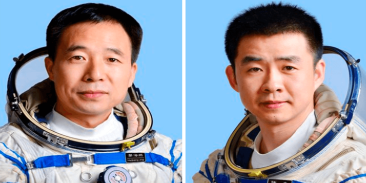 Китайская спускаемая капсула с космонавтами успешно приземлилась. Фото.