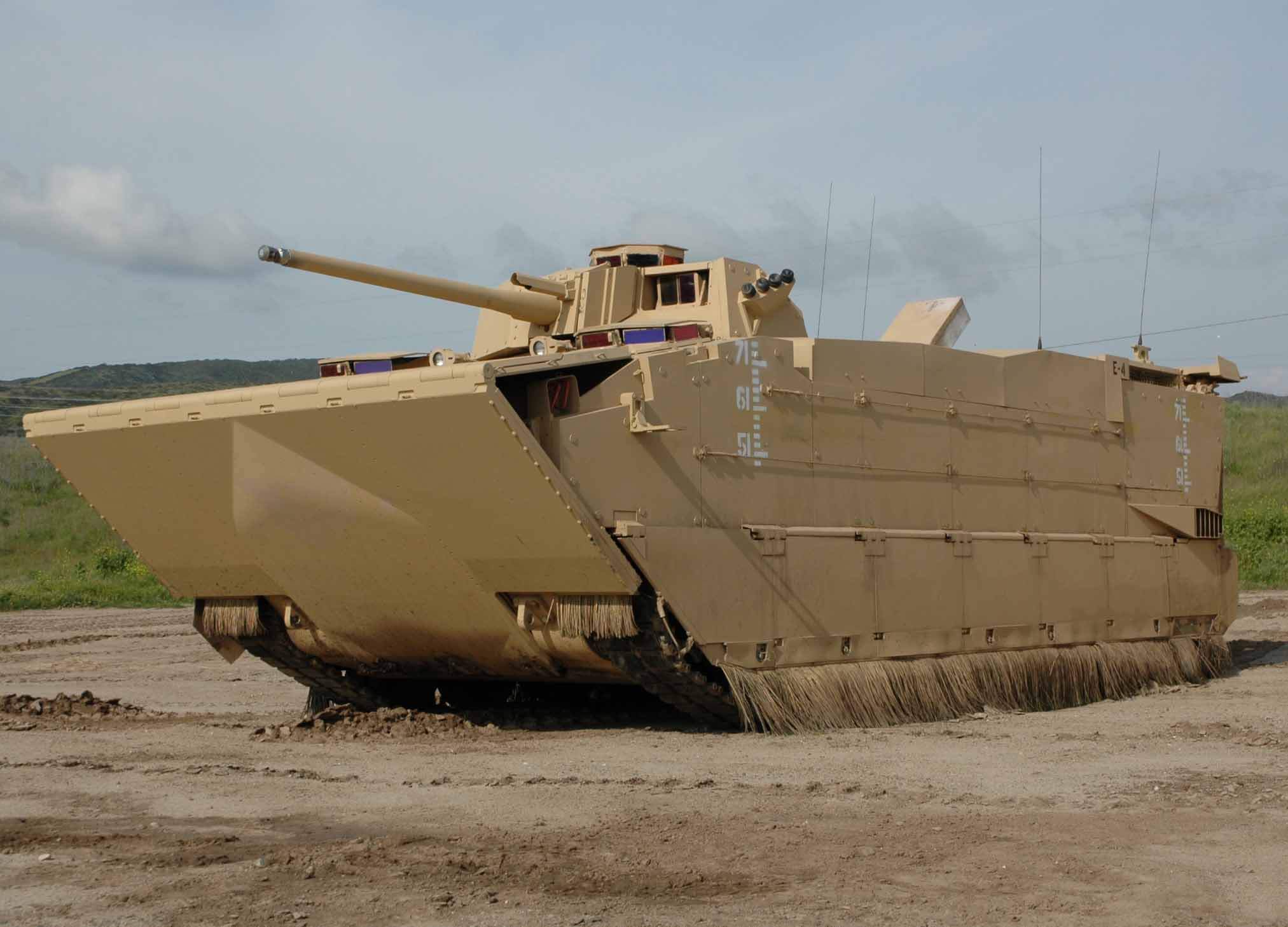 EFV должен был посоперничать в мобильности и маневренности с небезызвестным танком «Абрамс» М1, но при этом должен был уметь функционировать на суше и на море как основное средство нападения. Фото.