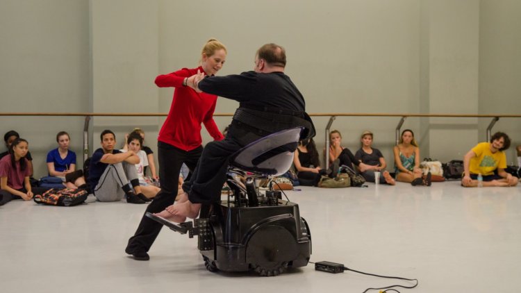 Хореограф из США разработала танцевальное кресло для инвалидов. Фото.