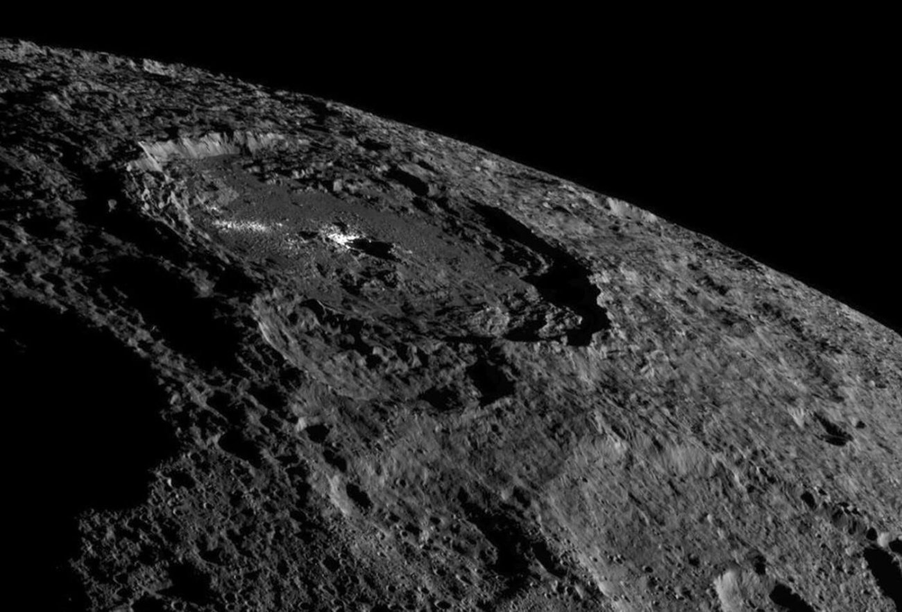 #фото | Астрономы выяснили загадку яркого кратера на Церере
