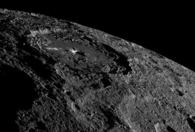 #фото | Астрономы выяснили загадку яркого кратера на Церере. Фото.