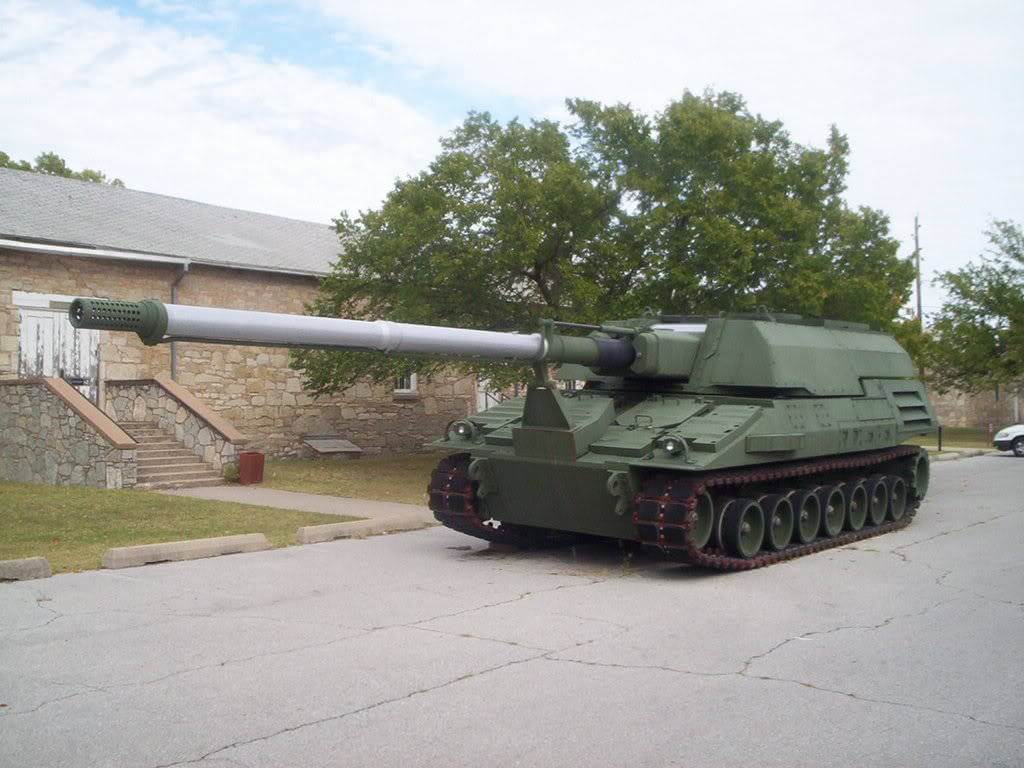 Программу начали разрабатывать в 1995 году и закончили в 2002 году, сделав один прототип за 11 миллиардов долларов. Единственный завершенный XM2001 можно наблюдать в Форт Силл, штат Оклахома. Фото.