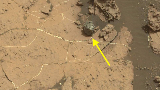 #фото | Марсоход «Кьюриосити» нашел металлический метеорит. Фото.