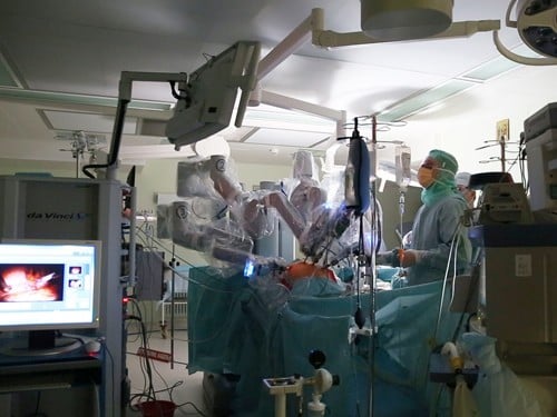 Впервые в России при операции на брюшной части аорты ассистировал робот