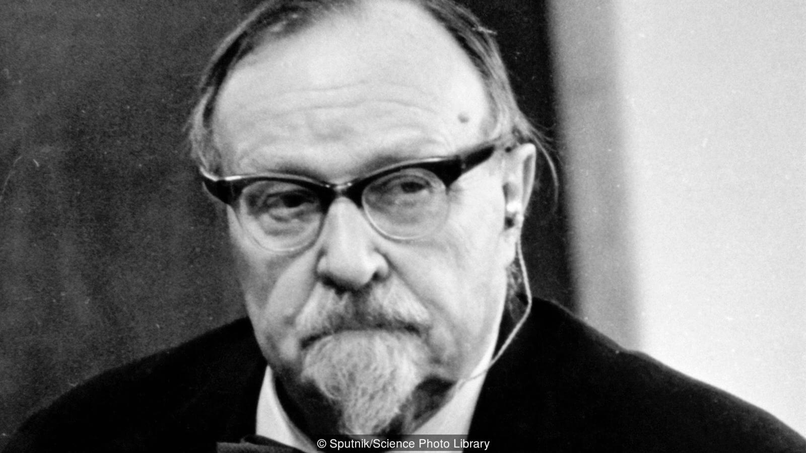 Первые эксперименты. Александр Опарин жил и работал в СССР. Фото.