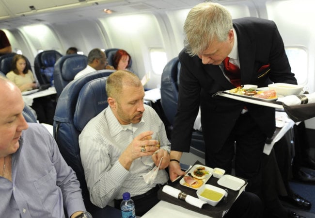 Почему в самолетах так плохо кормят? Фото.