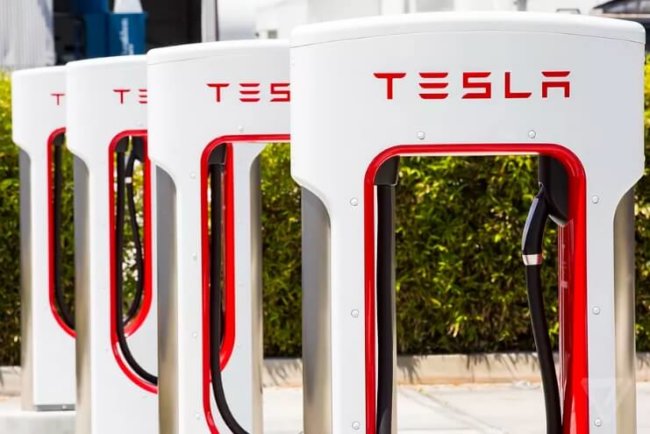 Зарядные станции Tesla Supercharger станут платными. Фото.