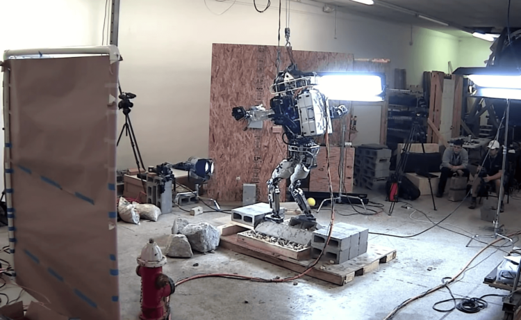Робот Atlas от Boston Dynamics научился ходить по неровным поверхностям. Фото.