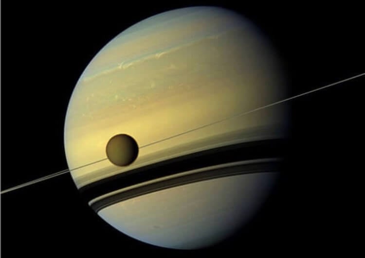 Как открыли Сатурн. Сатурн выглядит очень масштабно со всех сторон. Фото.